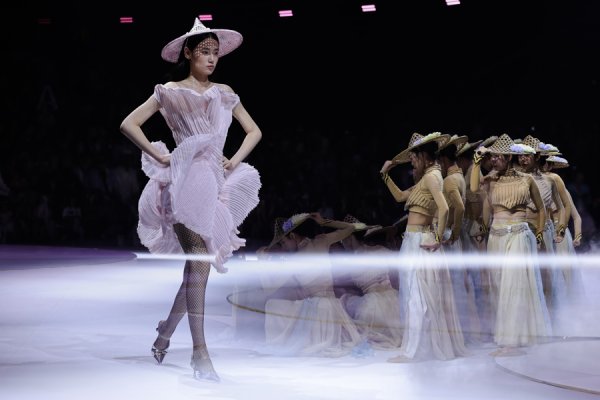 同翔网 2025中国国际时装周（秋季）闭幕，“惠女风尚”压轴